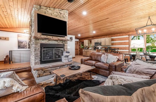 Kodak Cabin | Spacious Serene Cabin, Sleep 14, Pool, Hot Tub, Games