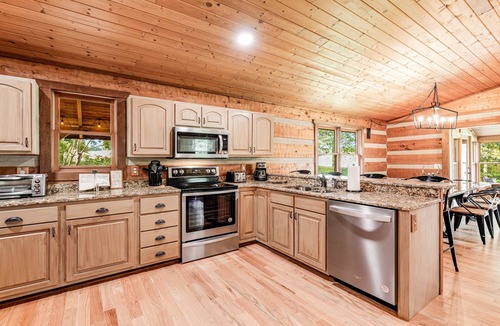 Kodak Cabin | Spacious Serene Cabin, Sleep 14, Pool, Hot Tub, Games