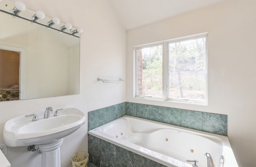 Hampton Bays House | Spacious Serene Woodland Home Near the Beach