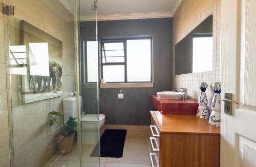 Bloubergstrand House | Spacious Shared 3-Bedroom Villa Near Bloubergstrand Beach with Pool & Free Wi-Fi