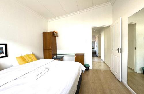 Bloubergstrand House | Spacious Shared 3-Bedroom Villa Near Bloubergstrand Beach with Pool & Free Wi-Fi