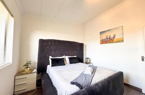 Bloubergstrand House | Spacious Shared 3-Bedroom Villa Near Bloubergstrand Beach with Pool & Free Wi-Fi