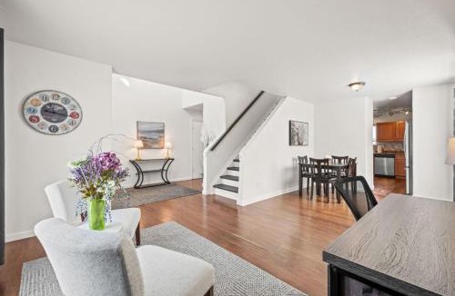 Longmont House | Spacious SIX Bedroom, Great Location