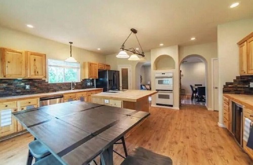 Michigan Hill House | Spacious Ski Chalet W Indoor Hotub, Views & Sep Private Suite!
