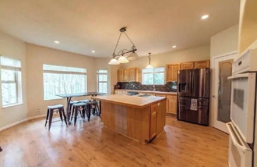 Michigan Hill House | Spacious Ski Chalet W Indoor Hotub, Views & Sep Private Suite!