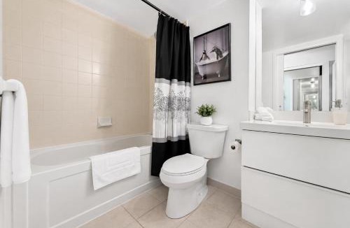 Fort York Apartment | Spacious Skyline 1BR & Den Stay