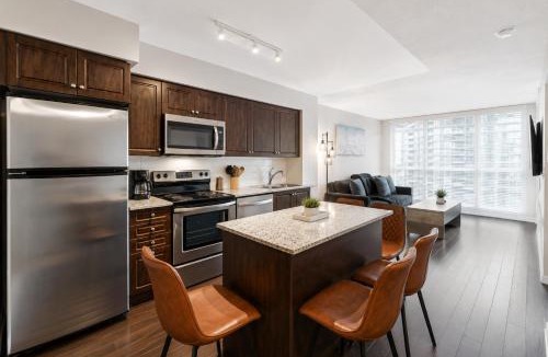 Fort York Apartment | Spacious Skyline 1BR & Den Stay