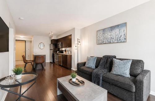 Fort York Apartment | Spacious Skyline 1BR & Den Stay