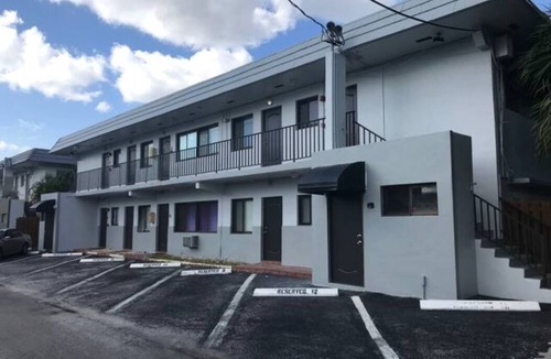 Coral Ridge Apartment | Spacious & Sleek Studio Near the beach + Parking