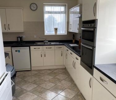 Mansfield House | Spacious, Sleeps 18, 3 Bathrooms, Parking, Park, Mansfield