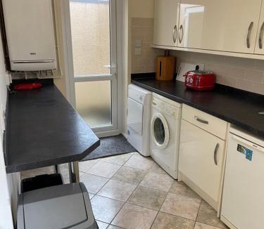 Mansfield House | Spacious, Sleeps 18, 3 Bathrooms, Parking, Park, Mansfield