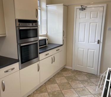 Mansfield House | Spacious, Sleeps 18, 3 Bathrooms, Parking, Park, Mansfield