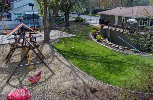Sioux Falls House | Spacious Sleeps 18+ 6-bedroom house with movie theatre, sports court, huge yard