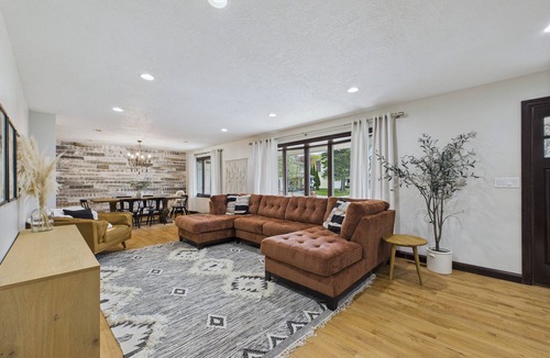 Sioux Falls House | Spacious Sleeps 18+ 6-bedroom house with movie theatre, sports court, huge yard