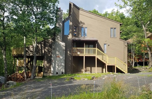 Bushkill House | Spacious Slopeside Lodge! Sleeps 10 + Beautiful Pocono Getaway!