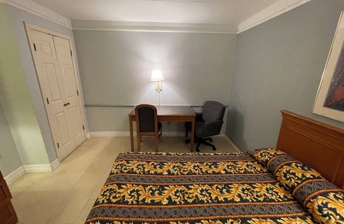 Braeburn Hotel | Spacious Smoking Double Bedroom in Heart of Houston with AC comfort