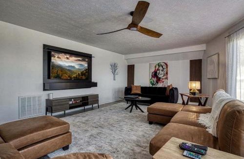 Kodak Ski Chalet | Spacious Smoky Mountain Cabin with RV Parking, Hot Tub & Game Room near Soaky Mountain Water Park in Sevierville, TN