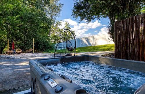 Kodak Ski Chalet | Spacious Smoky Mountain Cabin with RV Parking, Hot Tub & Game Room near Soaky Mountain Water Park in Sevierville, TN