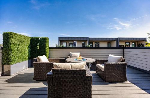 Lockerbie Square House | Spacious SoHo-Style Townhouse-Family Friendly