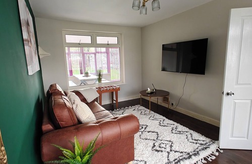Solihull House | Spacious Solihull House 4 Bedrooms, Parking, Huge Garden -Near NEC & Airport