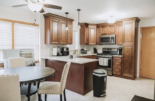 Norwood Park Apartment | Spacious space 5 min from airport, outlet mall & restaurants .