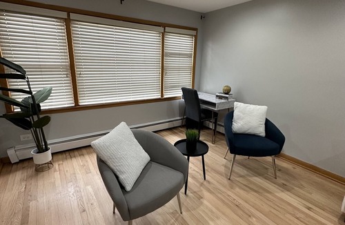 Norwood Park Apartment | Spacious space 5 min from airport, outlet mall & restaurants .