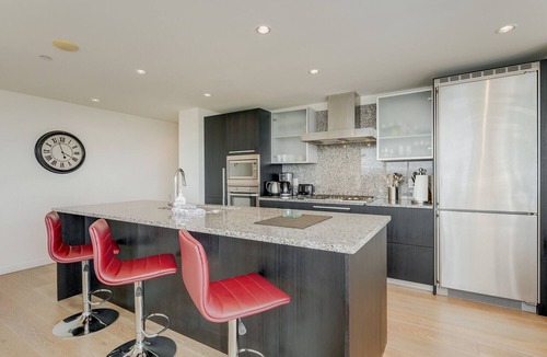 Inner Harbour Condo | Spacious Splendour-Panoramic Views from 12th Floor Luxury Condo, AC, Pool and Parking