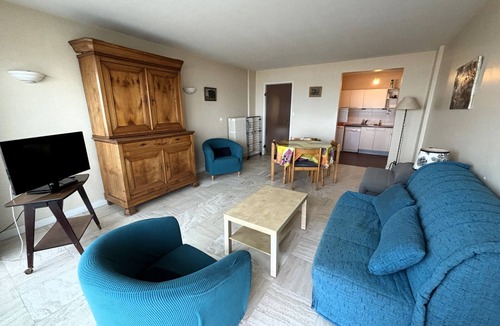 Les Sables d'Olonne Apartment | Spacious Studio with Sea View, Near Shops, and Direct Beach Access