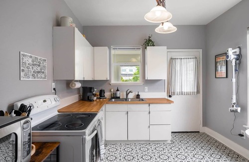 New Tacoma Apartment | Spacious Stadium District 2BR King Bed