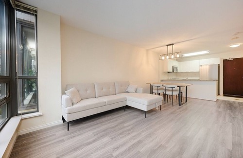 Richmond City Centre Apartment | Spacious stay beside Richmond Brighouse Station