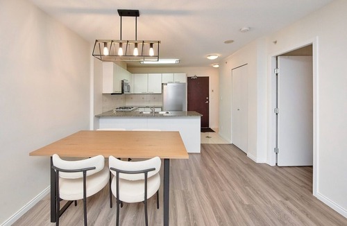 Richmond City Centre Apartment | Spacious stay beside Richmond Brighouse Station
