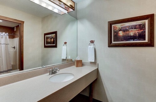 Johnston Hotel | Spacious Stay w/Pool and Hot tub Access | 0.5 mi to De Rice Asian Cuisine