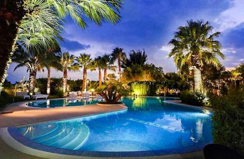 Massafra House | Spacious Stay with Tennis