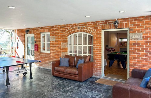 Knockerdown Cottage | Spacious stone barn close to Matlock and Carsington Water.