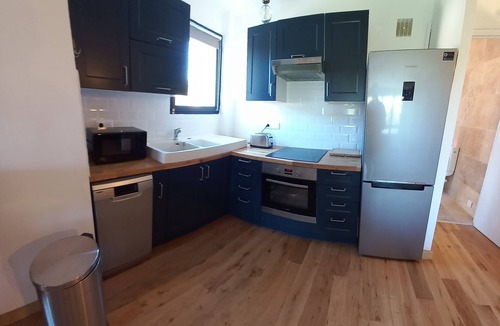 La Seyne-sur-Mer Apartment | Spacious Studio 5 minutes walk from the beach, air conditioning, WIFI, Terrace