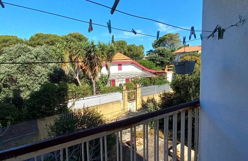 La Seyne-sur-Mer Apartment | Spacious Studio 5 minutes walk from the beach, air conditioning, WIFI, Terrace