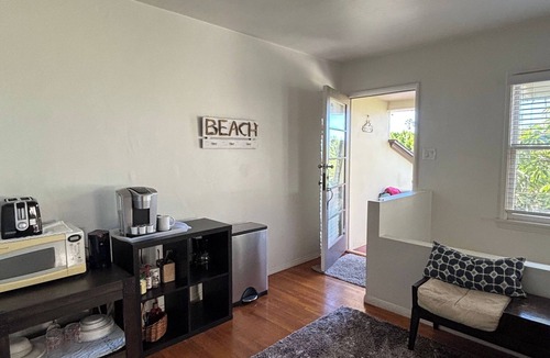 Beach Barber Tract House | Spacious studio 4 houses from Windansea beach