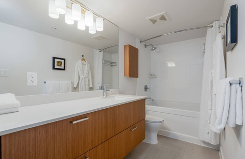 Downtown Vancouver Hotel | Spacious Studio Apartment Conveniently Located in Vancouver
