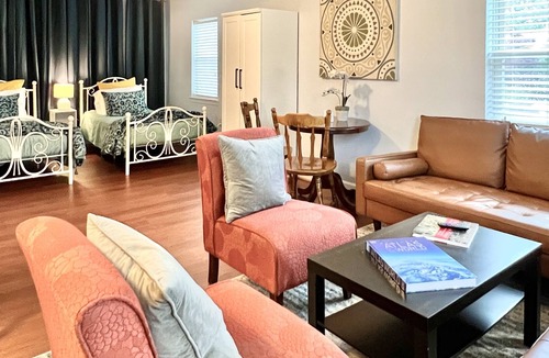 Bolivar Apartment | Spacious studio apartment with 2 twin beds, centrally located