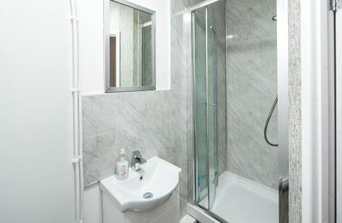 Stepney Green Apartment | Spacious Studio Central Sofa bed