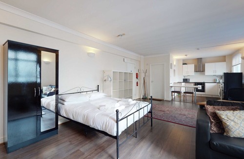 Whitechapel Apartment | Spacious studio flat in Aldgate East near tube