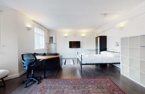 Whitechapel Apartment | Spacious studio flat in Aldgate East near tube