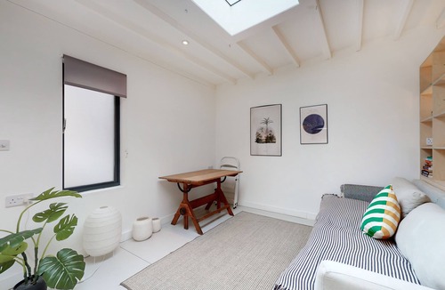 Cann Hall Apartment | Spacious studio flat in Forest Gate