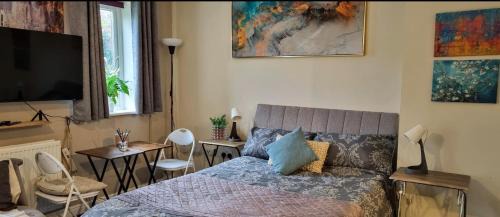 West Molesey Apartment | Spacious Studio, Free Street Parking, West Molesey, KT8