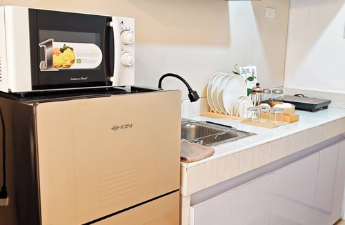 Diliman Condo | Spacious studio in Quezon City with AC, WiFi & Coffee + Sofabed