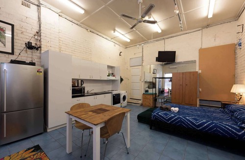 Northcote Apartment | Spacious Studio in Quiet Northcote Neighbourhood