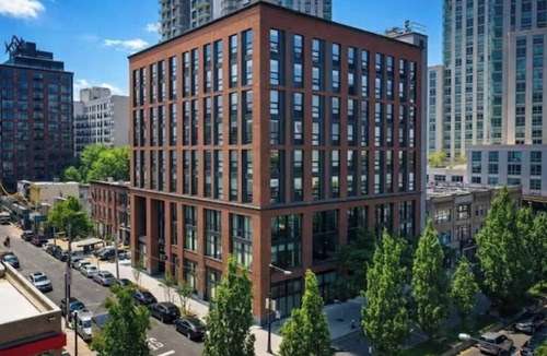 Hunters Point Apartment | Spacious Studio Perfect for Extended Stays + Queen Bed + Kitchen