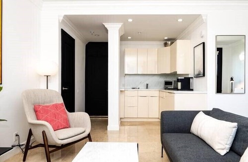Palm Beach Condo | Spacious Studio - Tropical Tribeca. Pool, Minutes to Beach and Dining