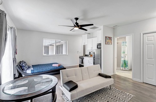 La Hacienda Apartment | SPACIOUS STUDIO, WASHER/DRYER, BACK YARD, BBQ