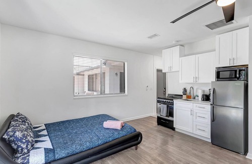La Hacienda Apartment | SPACIOUS STUDIO, WASHER/DRYER, BACK YARD, BBQ